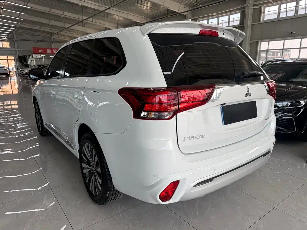 Outlander 2.0 L 2 WD Smooth Travel 5-seat