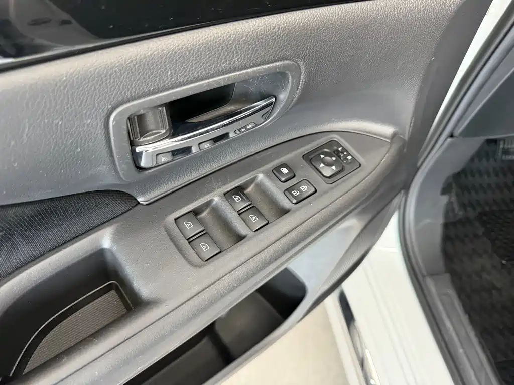 Outlander 2.0 L 2 WD Smooth Travel 5-seat