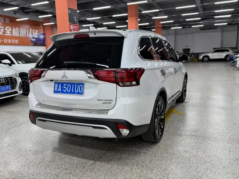 Mitsubishi Outlander 2.0 L 2 WD Smooth Enjoyment 5-seat