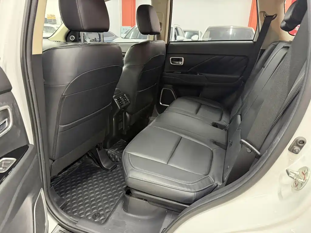 Outlander 2.0 L 2 WD Smooth Enjoyment 5-seat