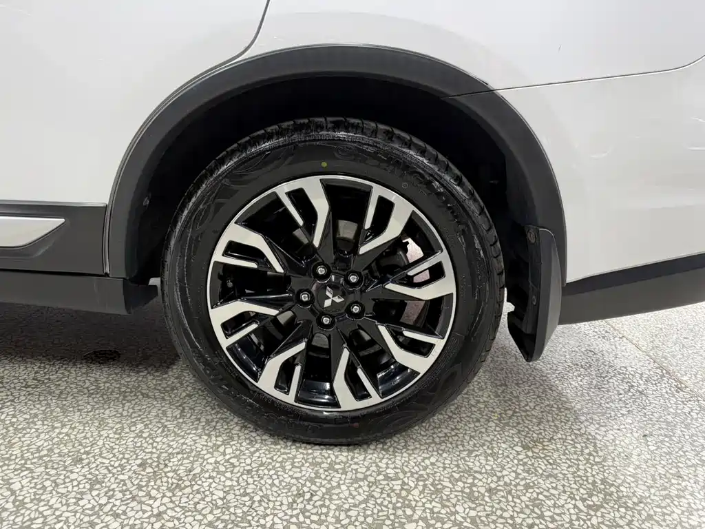 Outlander 2.0 L 2 WD Smooth Enjoyment 5-seat
