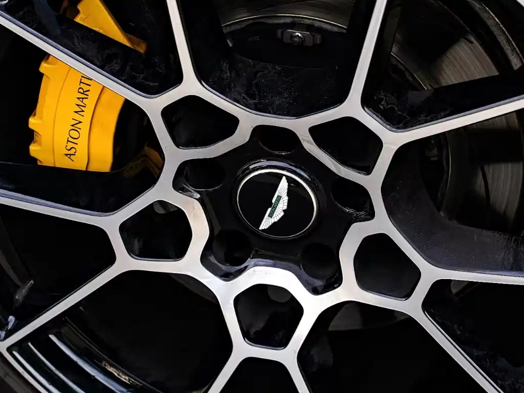 Aston Martin DBX 4.0 T V8 Return to Nature Realm