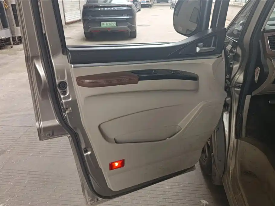 Lingzhi M5 1.6 L Luxury 7-seat