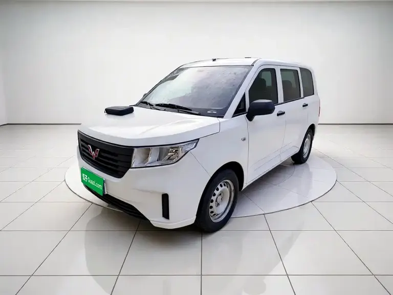 Wuling Hongguang PLUS 1.5 L Manual Standard 5-seat