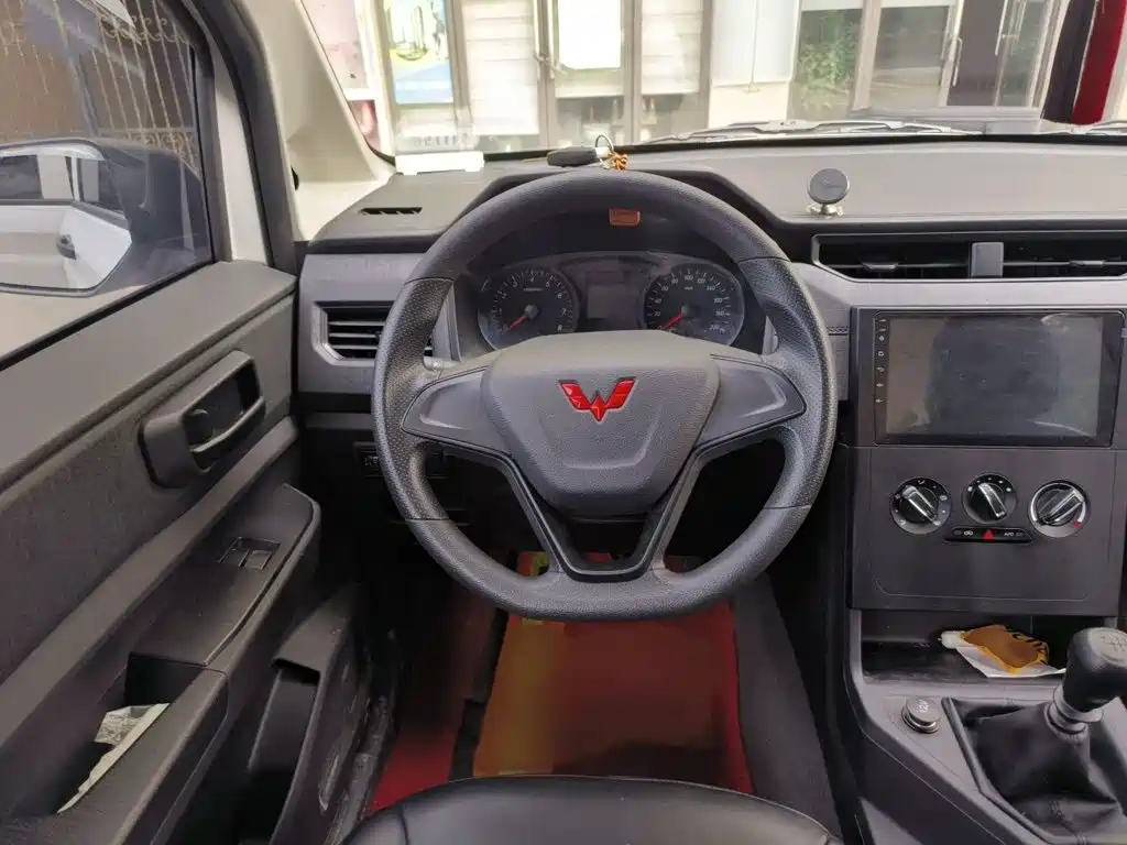 Wuling Hongguang PLUS 1.5 L Manual Standard 5-seat