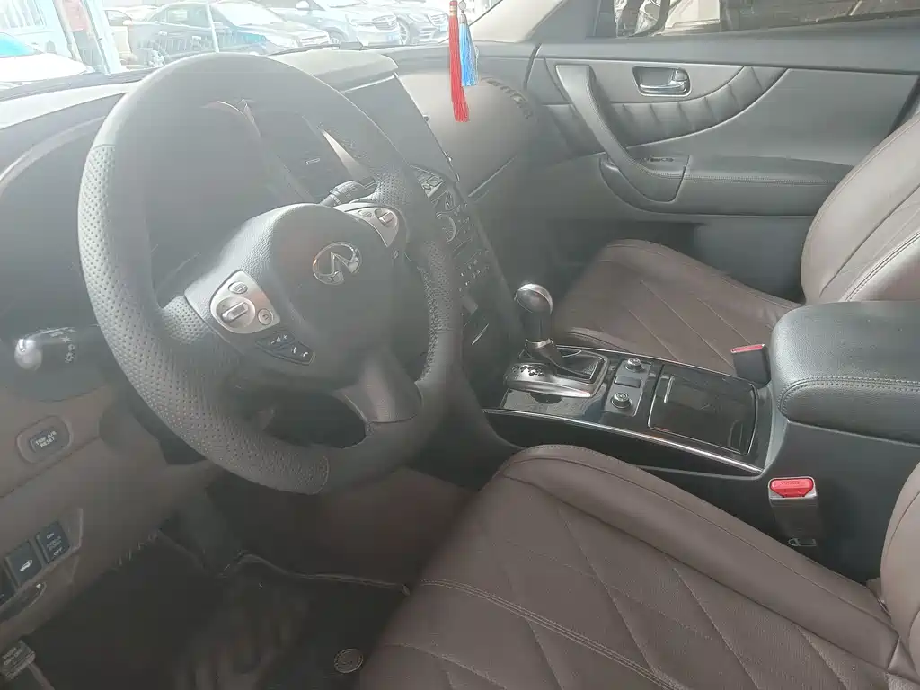 Infiniti QX70 3.7 L Shadow
