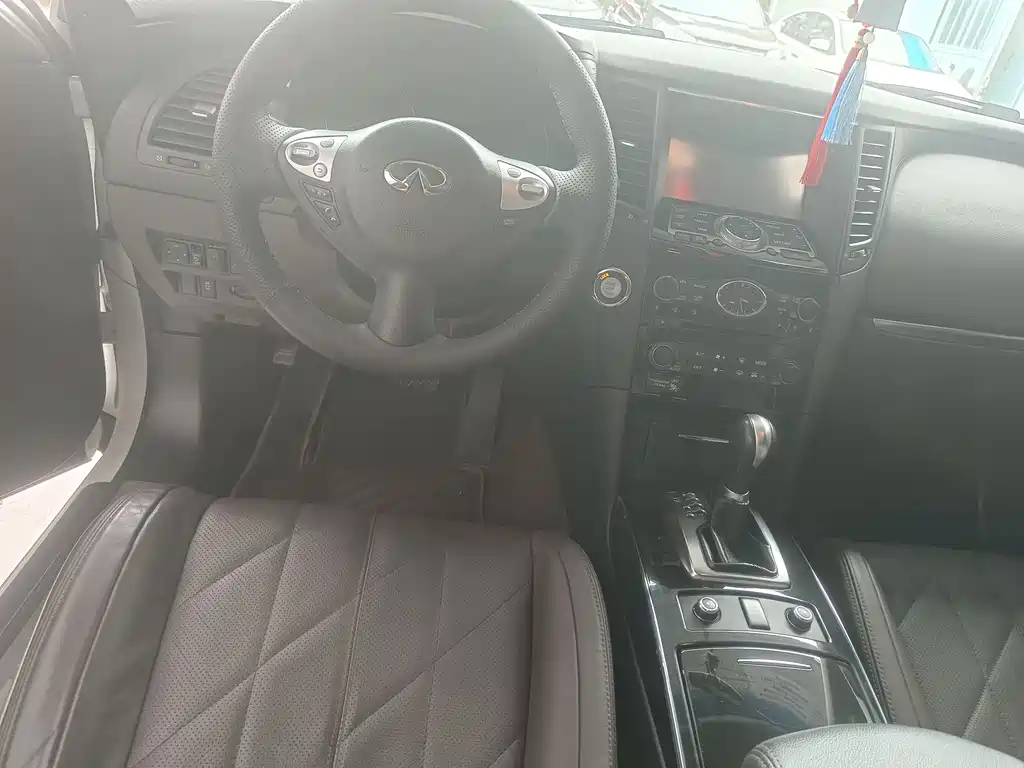 Infiniti QX70 3.7 L Shadow