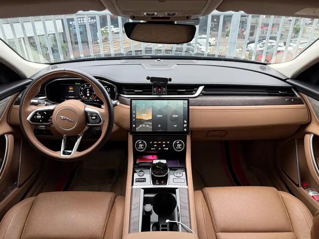 Jaguar XFL XFL 2.0 T P250 2 WD Premium Luxury Gilt