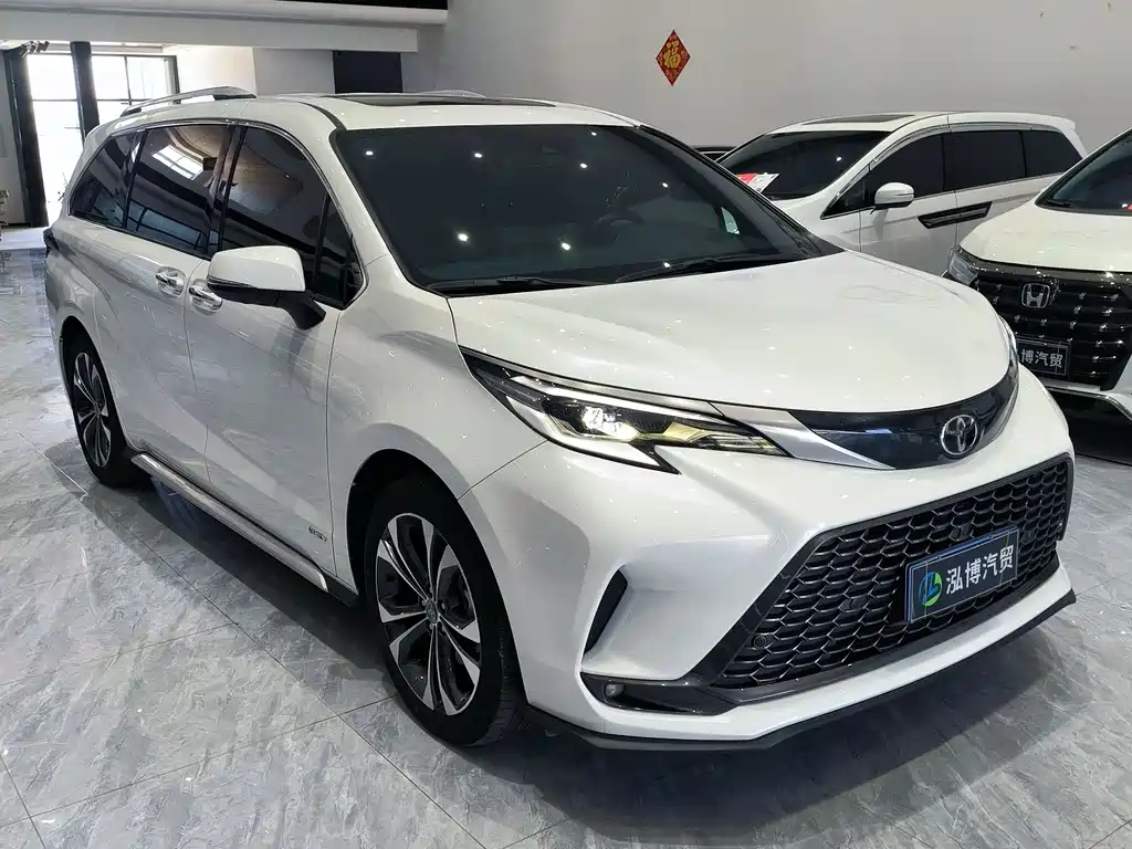 Granvia 2.5 L Hybrid Distinguished PLUS
