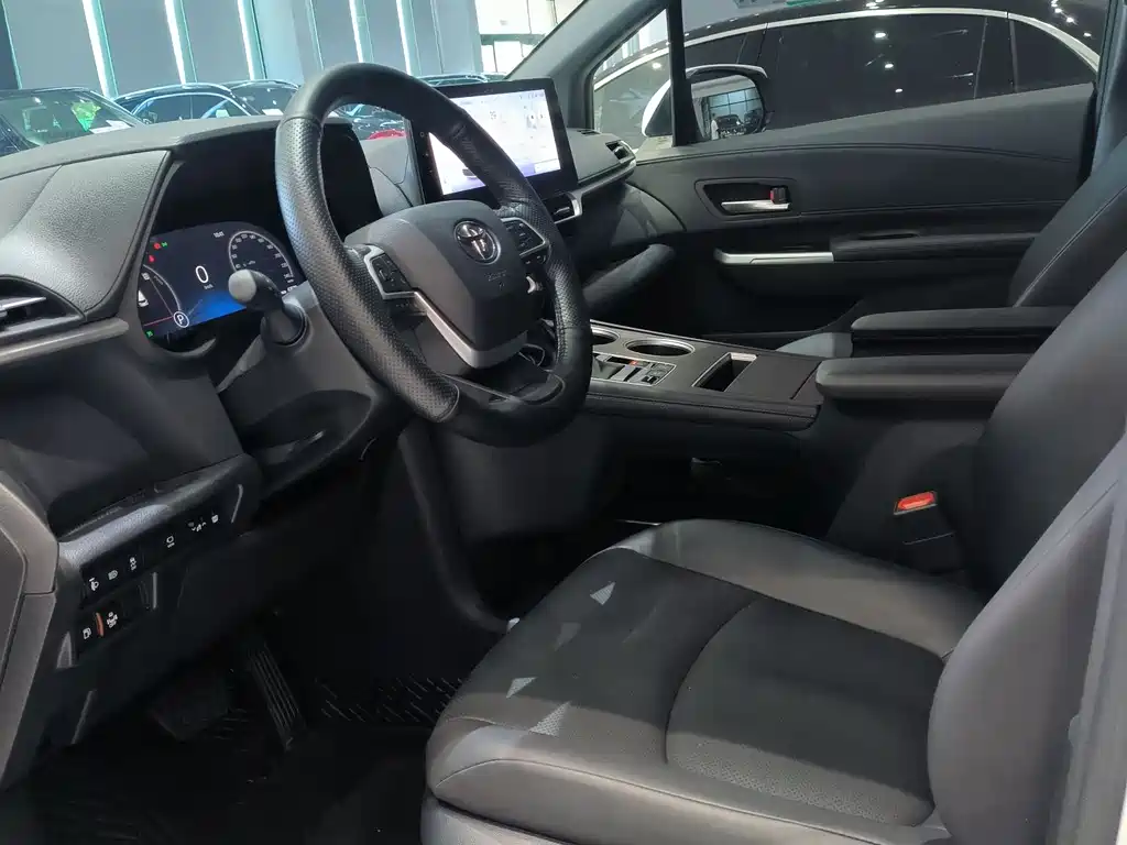 Granvia 2.5 L Hybrid Distinguished PLUS
