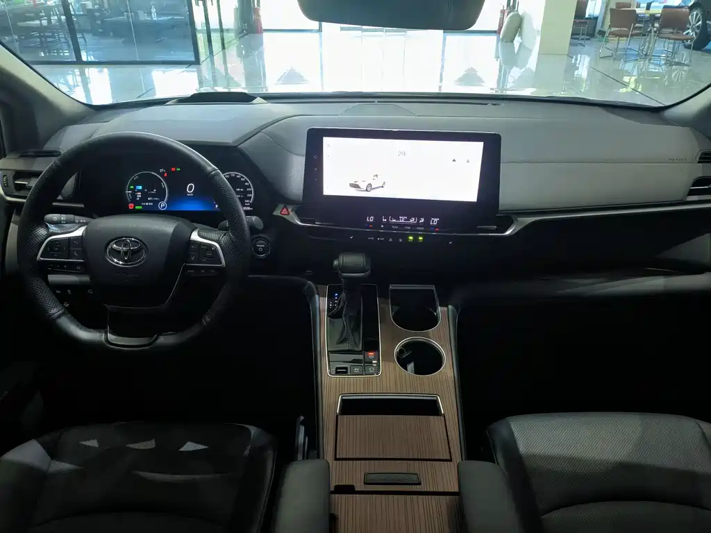 Granvia 2.5 L Hybrid Distinguished PLUS