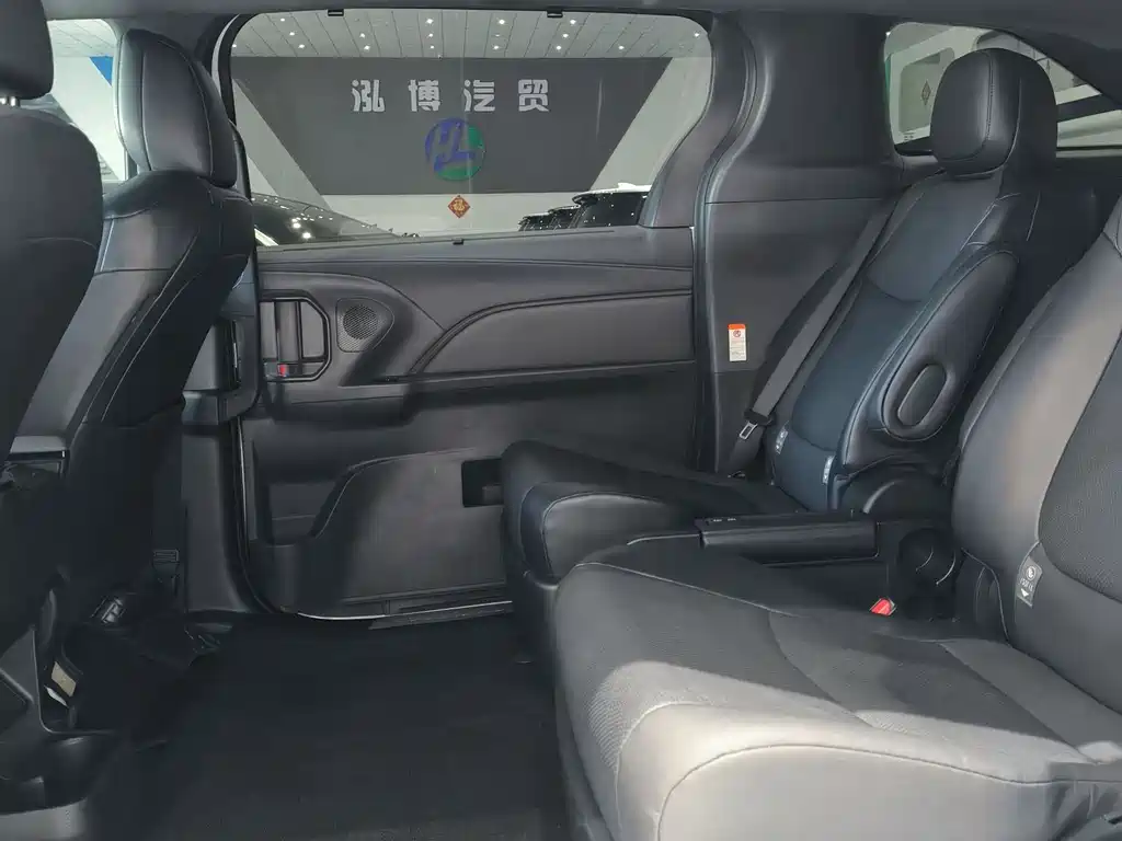 Granvia 2.5 L Hybrid Distinguished PLUS