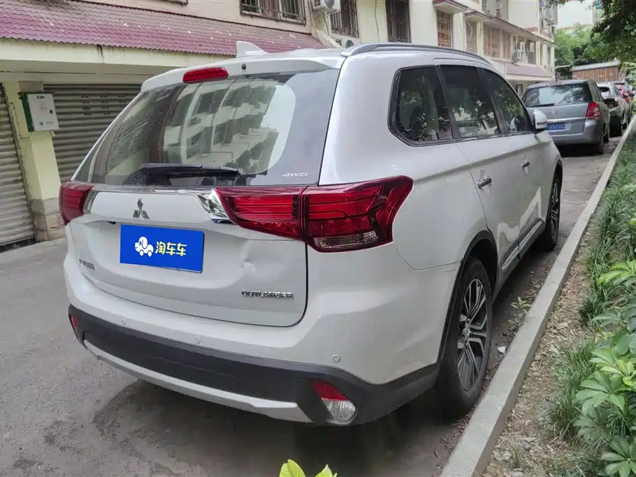 Outlander 2.4 L 4 WD Elite 5-seat