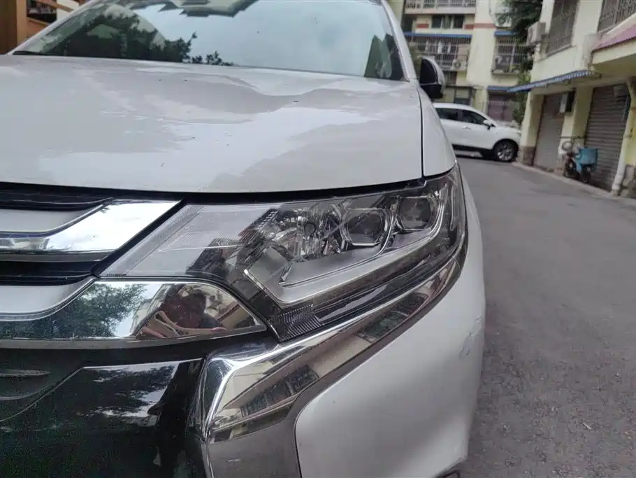 Outlander 2.4 L 4 WD Elite 5-seat