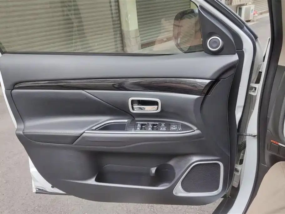 Outlander 2.4 L 4 WD Elite 5-seat