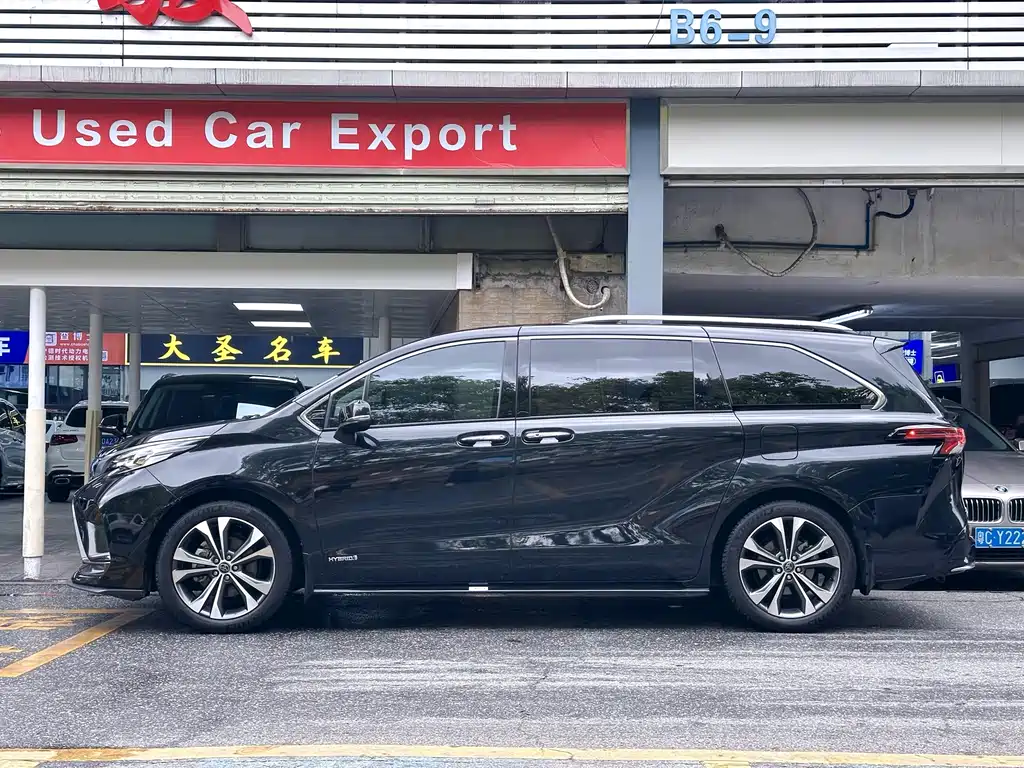 Granvia 2.5 L Hybrid Flagship
