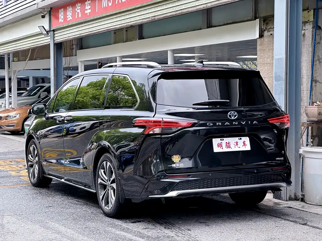 Granvia 2.5 L Hybrid Flagship