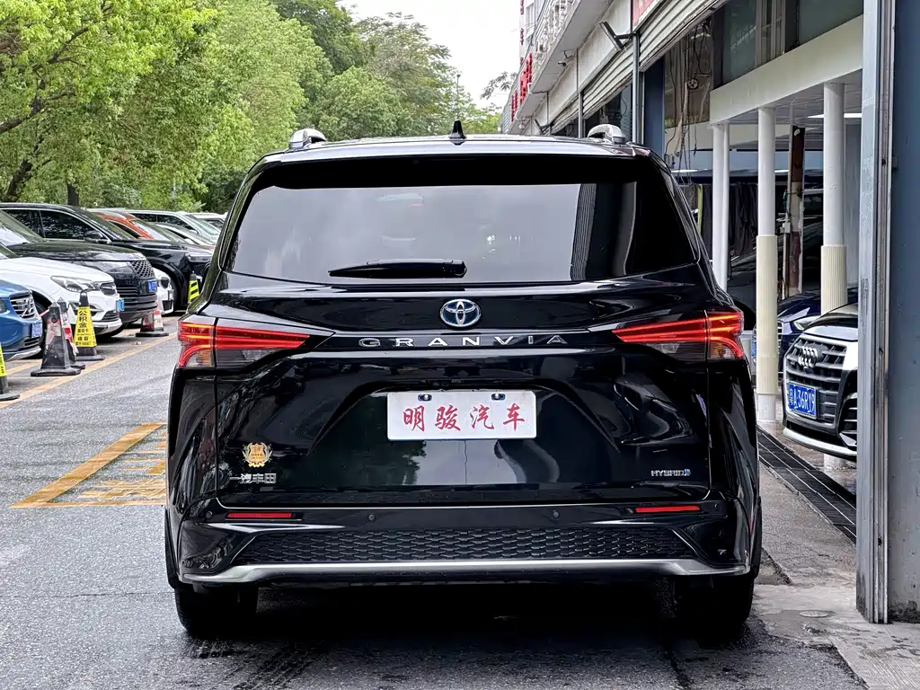 Granvia 2.5 L Hybrid Flagship
