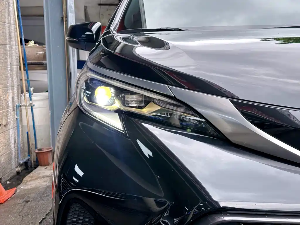 Granvia 2.5 L Hybrid Flagship