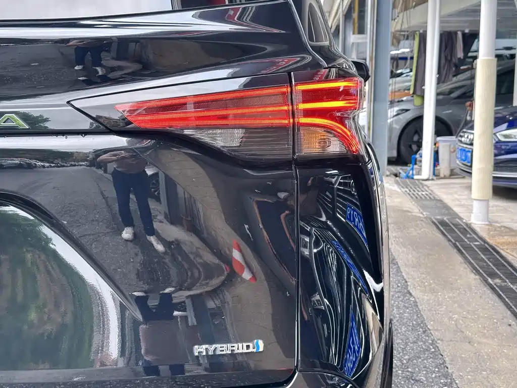 Granvia 2.5 L Hybrid Flagship