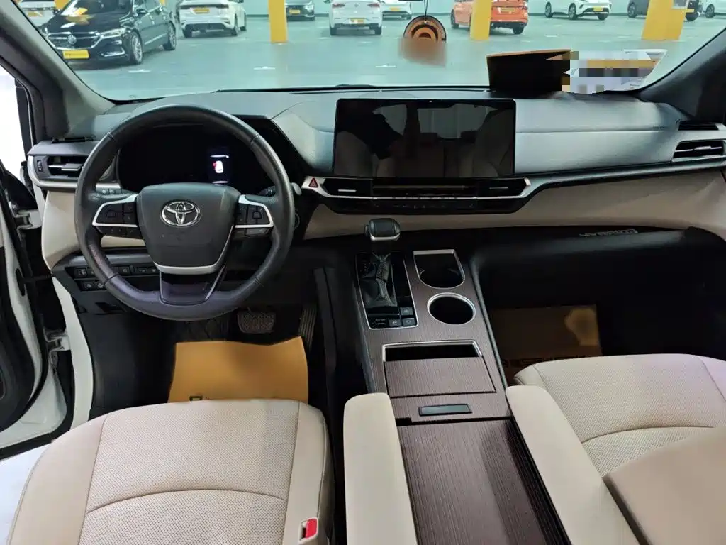 Granvia 2.5 L Hybrid Distinguished PLUS