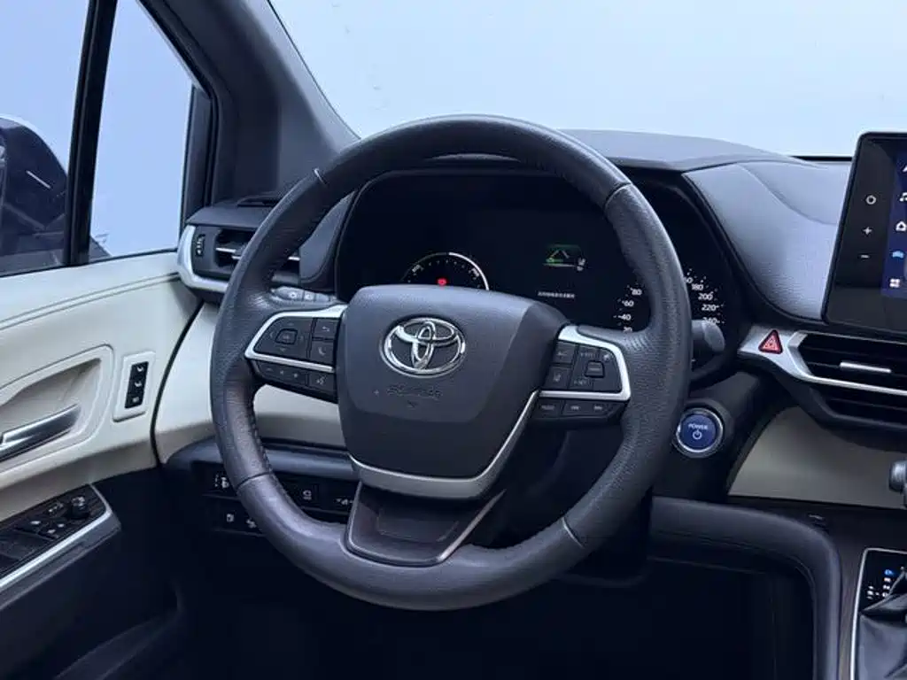 Granvia 2.5 L Hybrid Distinguished PLUS