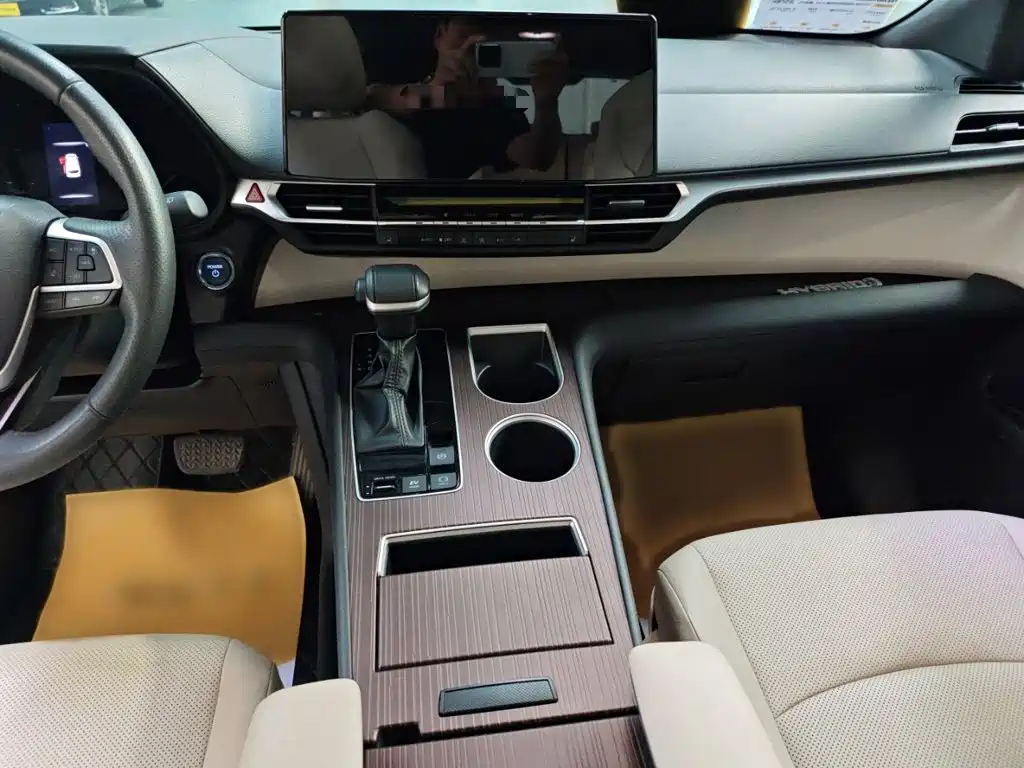 Granvia 2.5 L Hybrid Distinguished PLUS