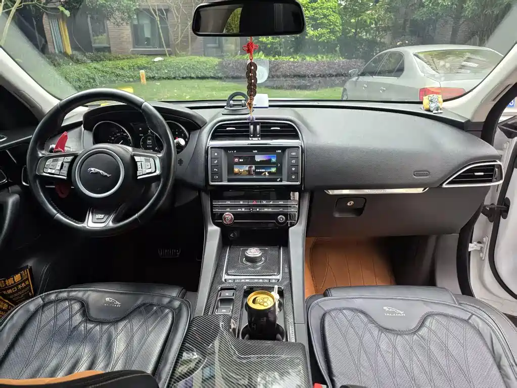 Jaguar F-PACE 2.0 T 2 WD Urban Premium