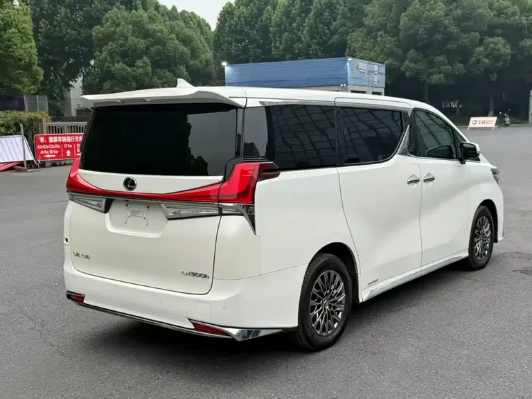 Lexus LM 300 h 4-seat Royal World