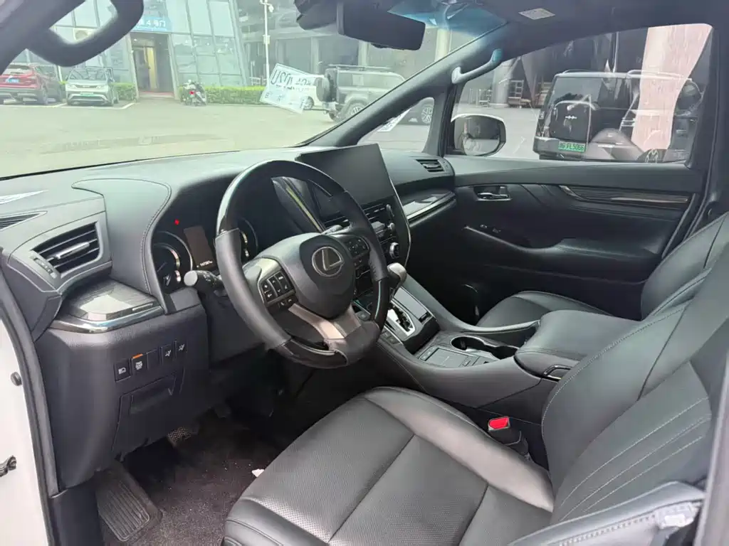 Lexus LM 300 h 4-seat Royal World