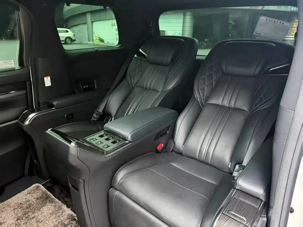 Lexus LM 300 h 4-seat Royal World