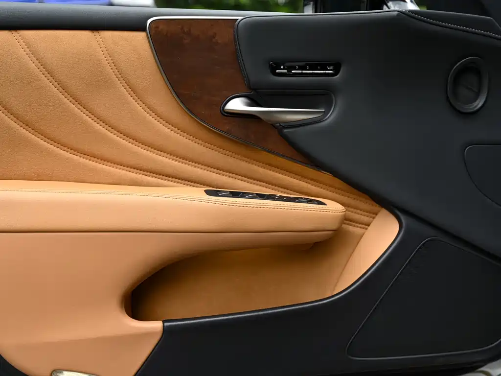 Lexus LS 500 h Outstanding
