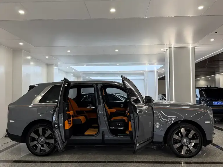 Rolls-Royce Cullinan 5-seat