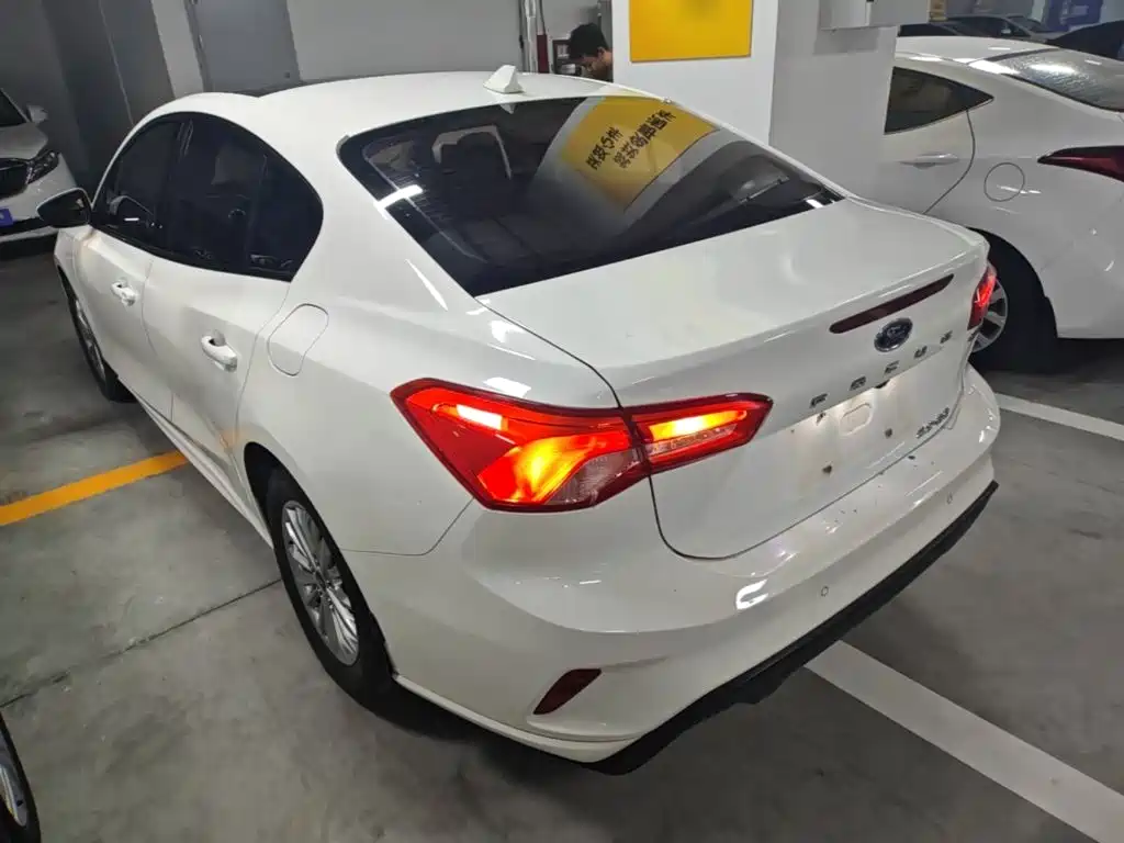 Focus Sedan EcoBoost 180 Auto Sharp Trend