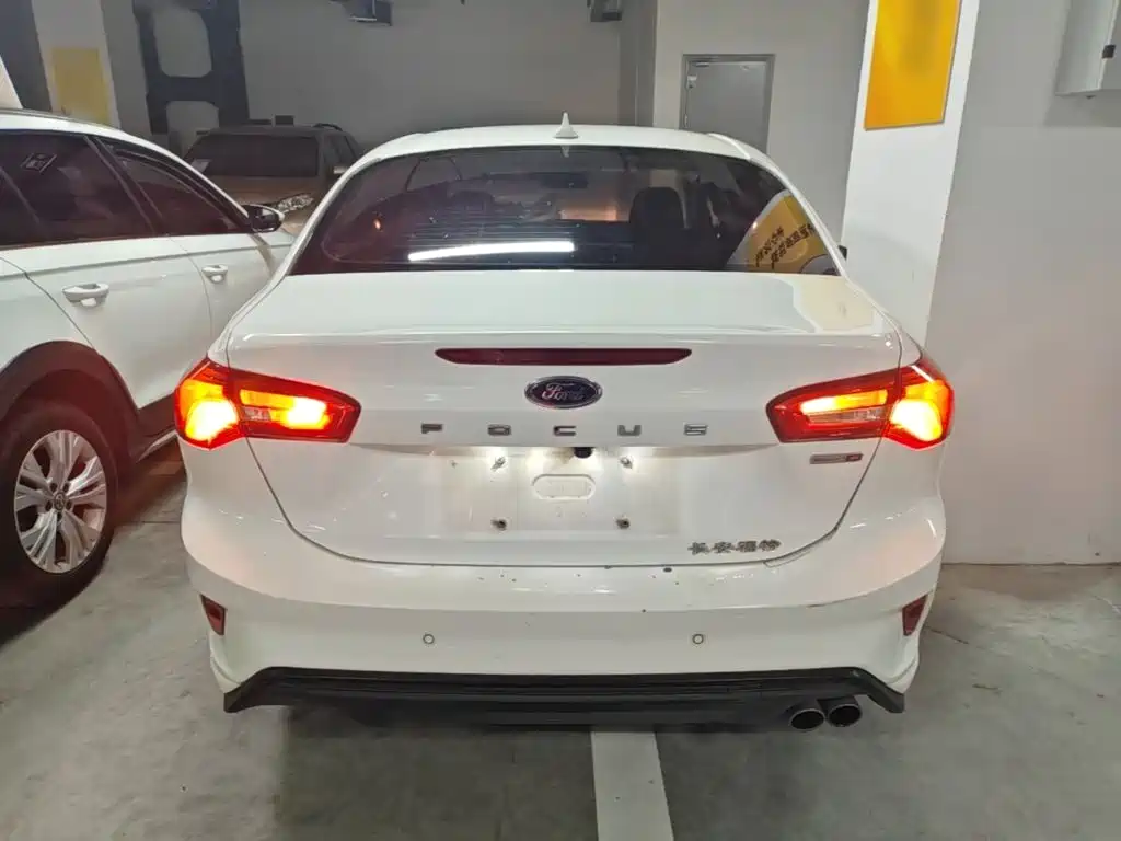 Focus Sedan EcoBoost 180 Auto Sharp Trend