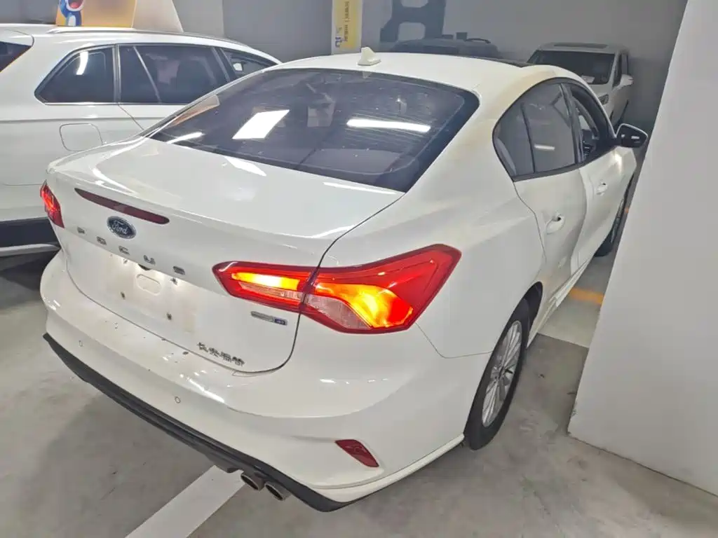 Focus Sedan EcoBoost 180 Auto Sharp Trend