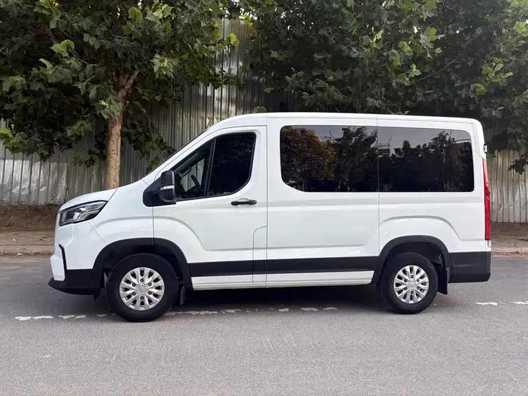 Maxus Xintu V90 新途V90 2022款 2.0 T手动运杰前驱短轴中顶后单胎6座