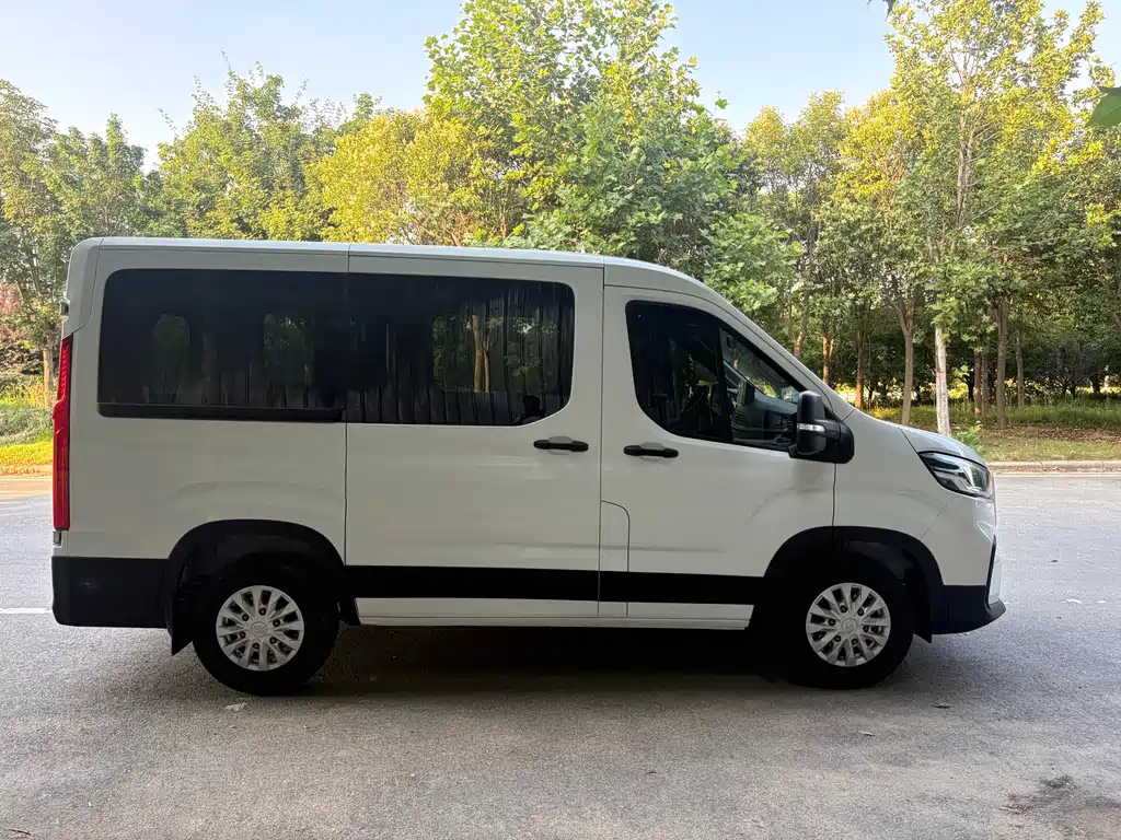 Xintu V90 新途V90 2022款 2.0 T手动运杰前驱短轴中顶后单胎6座