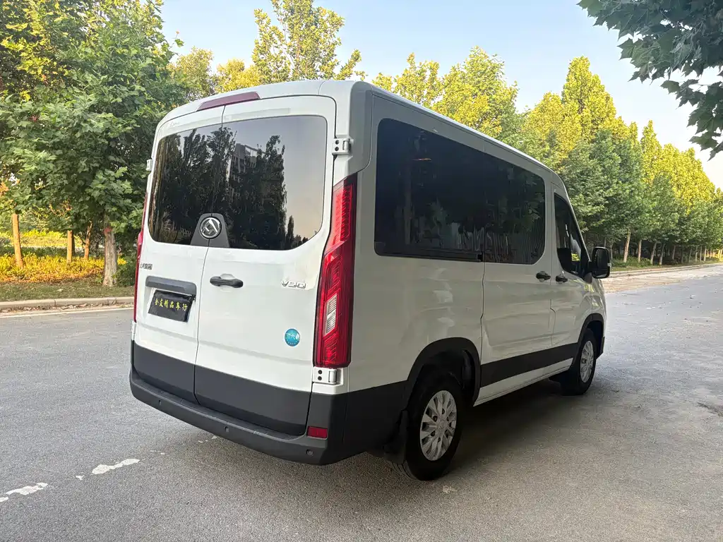 Xintu V90 新途V90 2022款 2.0 T手动运杰前驱短轴中顶后单胎6座