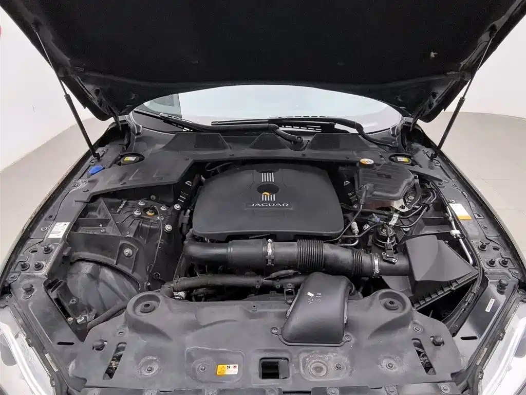 Jaguar XJ XJL 2.0 T 2 WD Graceful Business