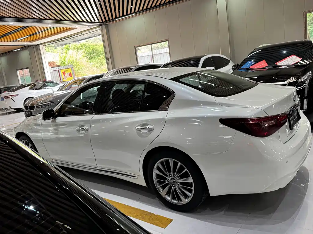 Infiniti Q50 L 2.0 T Progressive Enjoyment CN-V