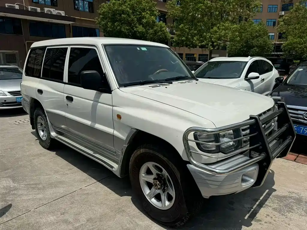 Black King Kong 2.2 L Manual 2 WD Standard