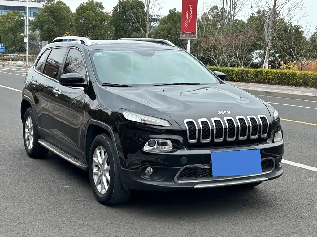 Cherokee 2.4 L Leading