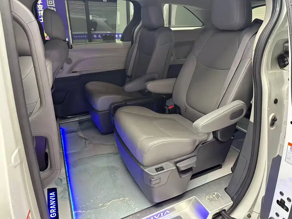 Granvia 2.5 L Hybrid Comfort
