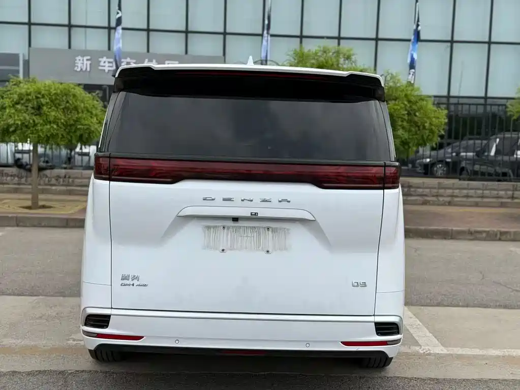 Denza D9 DM-i 970 4 WD Honored