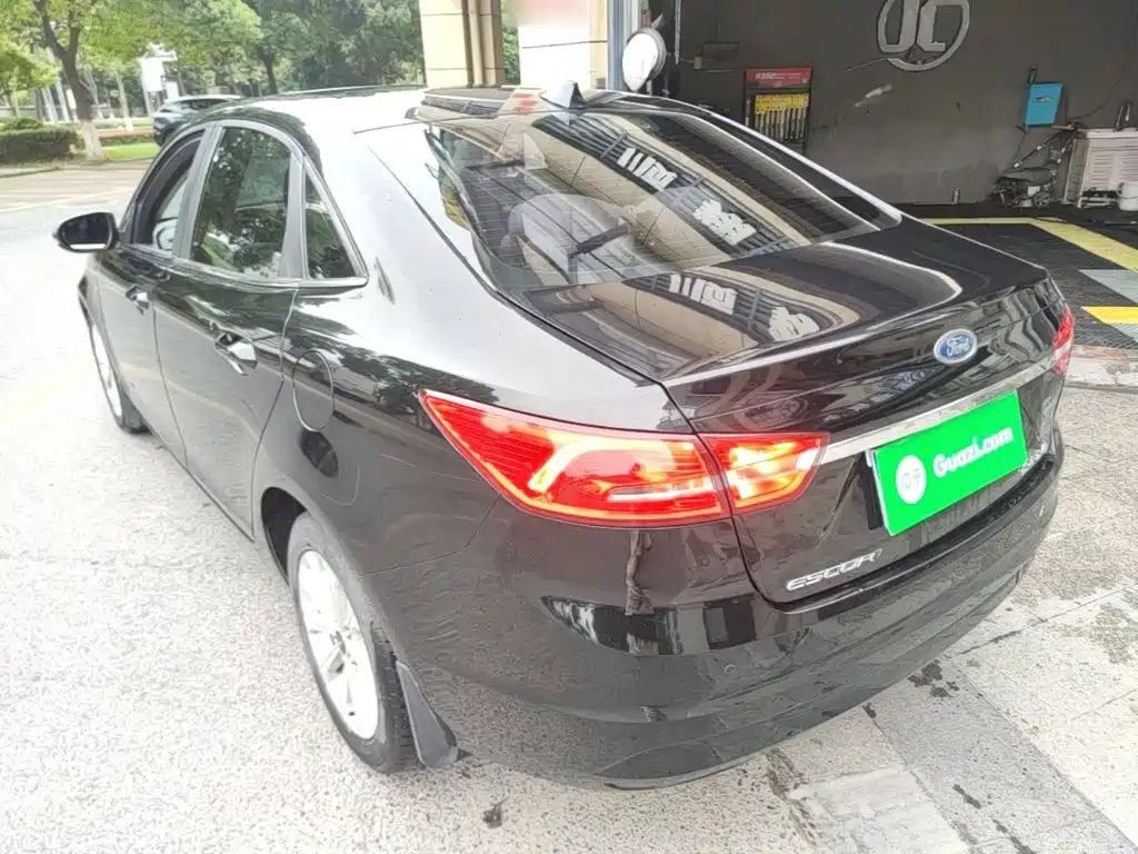 Escort 1.5 L Manual Fashion