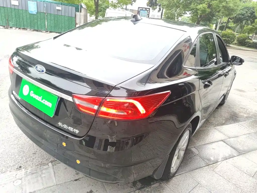 Escort 1.5 L Manual Fashion