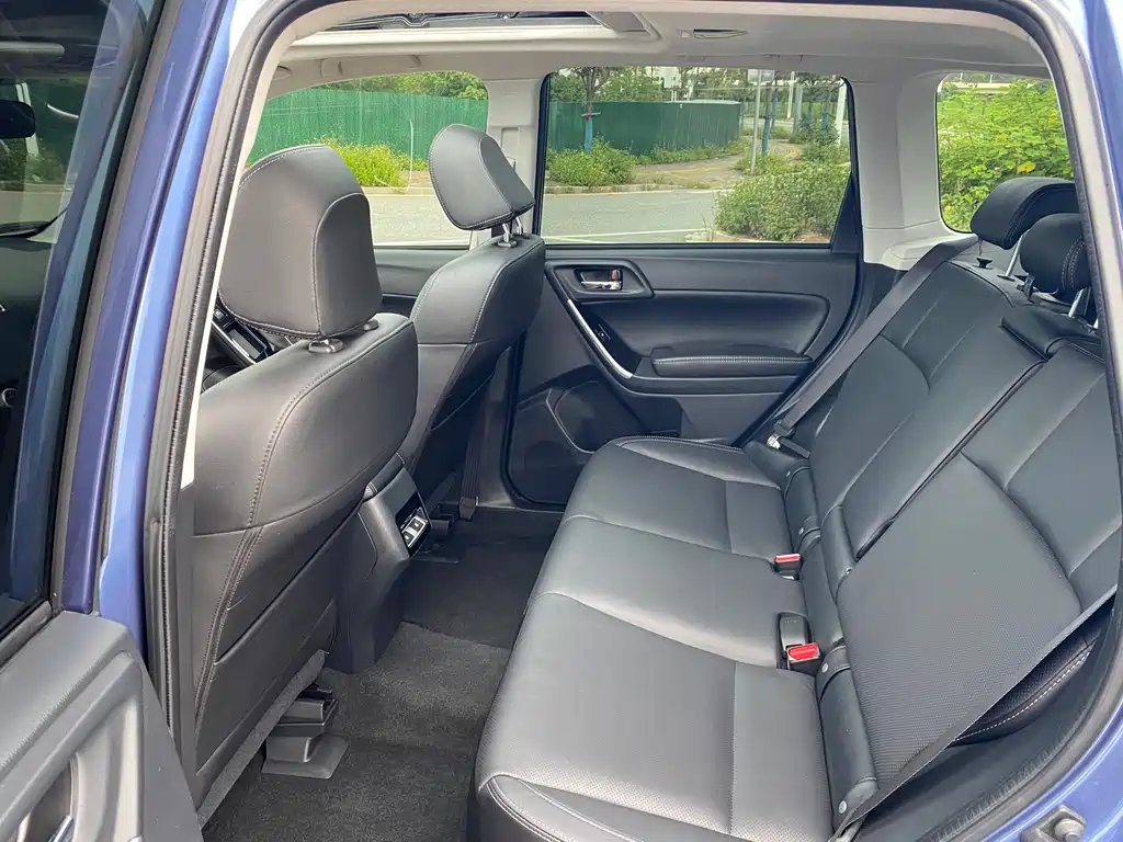 Forester 2.5 i Distinguished Navigation