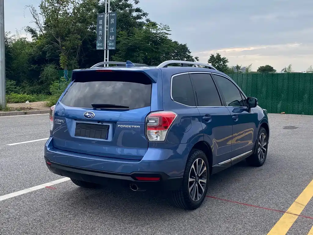 Forester 2.5 i Distinguished Navigation