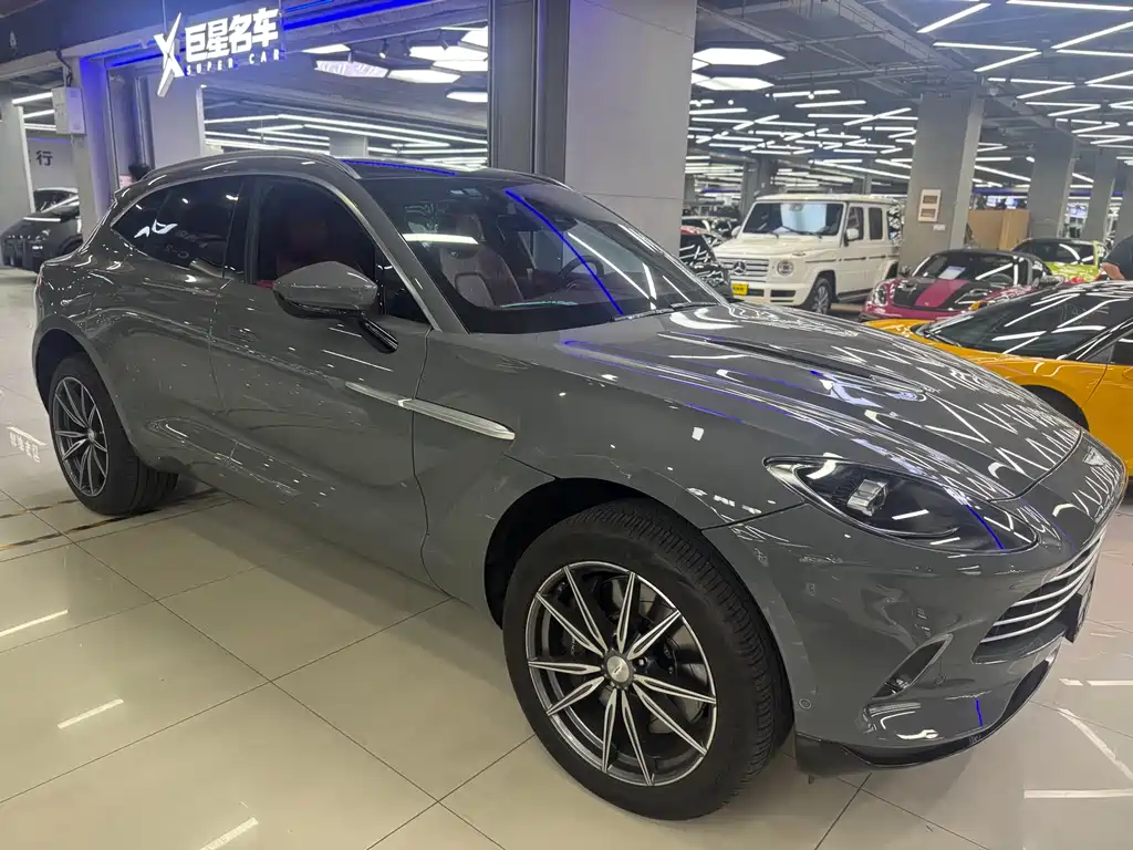 Aston Martin DBX 3.0 T STRAIGHT-SIX